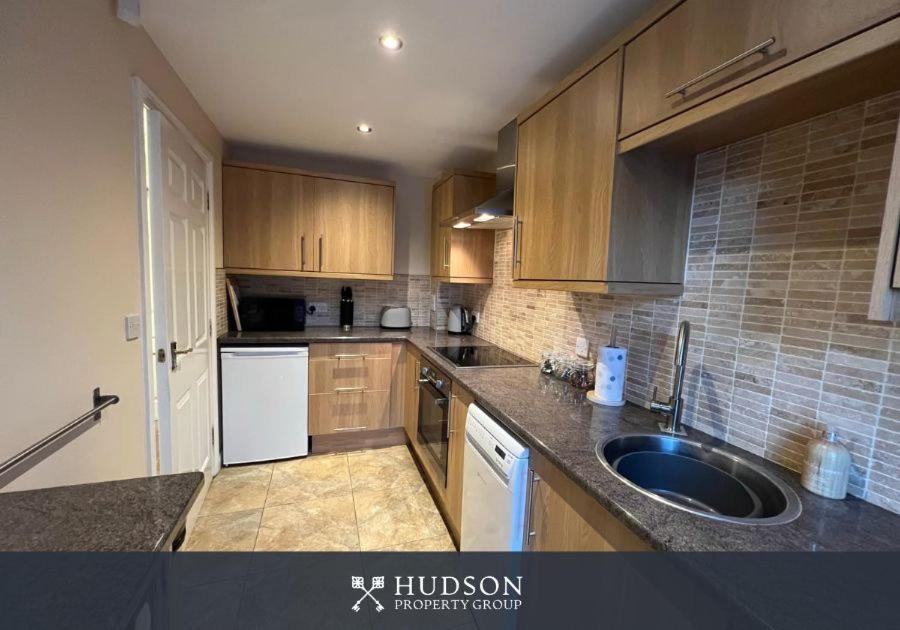 Telford Townhouse With Parking And Garden Villa Exterior photo