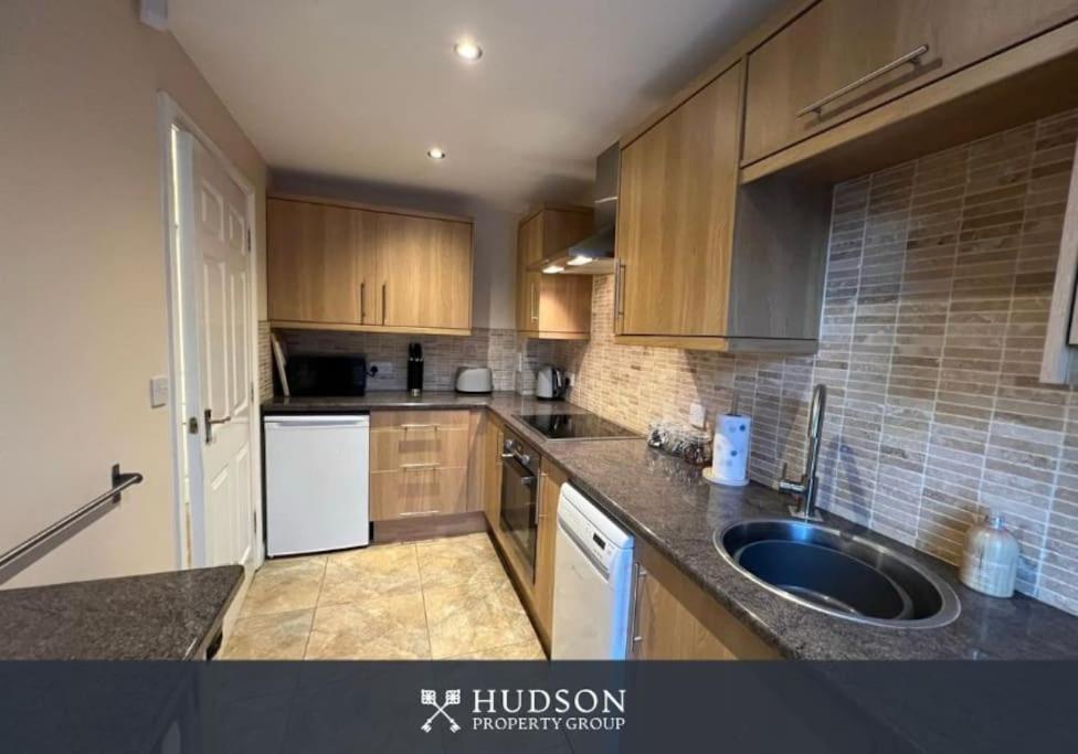 Telford Townhouse With Parking And Garden Villa Exterior photo